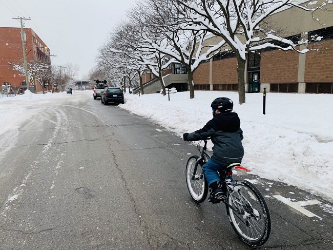 enfant en vélo en hiver