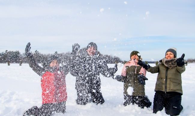 famille qui s'amuse dans la neige