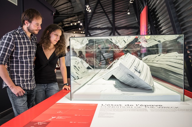 couple qui regarde une maquette de bateau