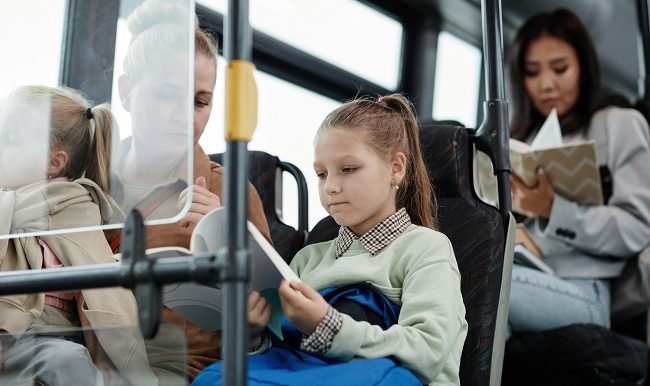 petite fille et sa mère dans le transport en commun