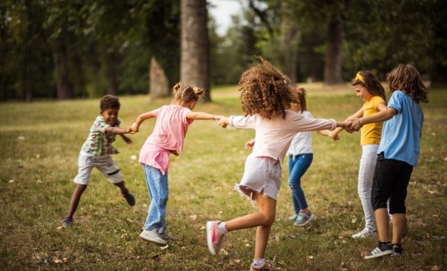groupe d'eleve à l'ecole s'amuse dans la nature