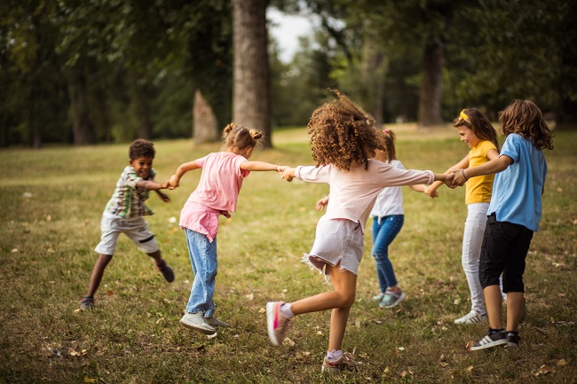 groupe d'eleve à l'ecole s'amuse dans la nature