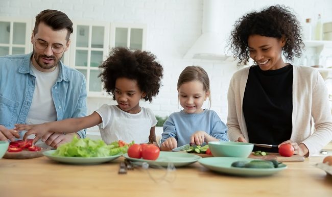 famille reconstituée prépare une salade pour le diner