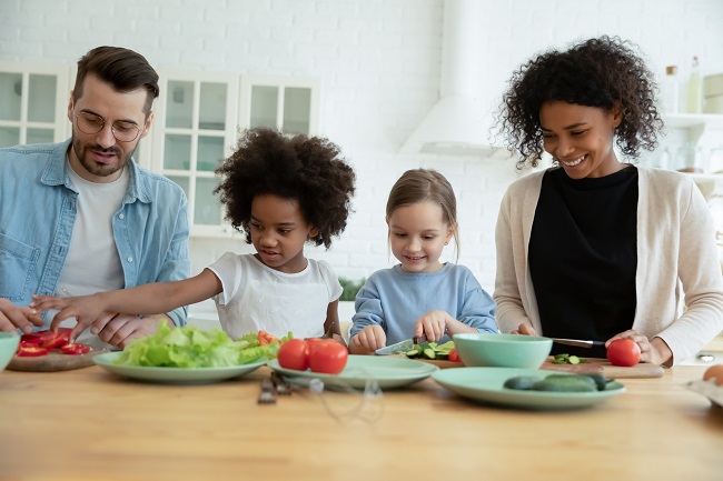 famille reconstituée prépare une salade pour le diner