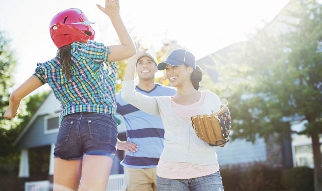 famille joue au baseball