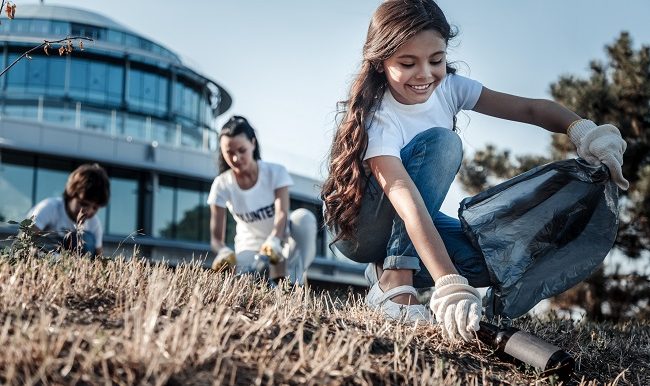 famille qui ramasse des déchets dans le parc