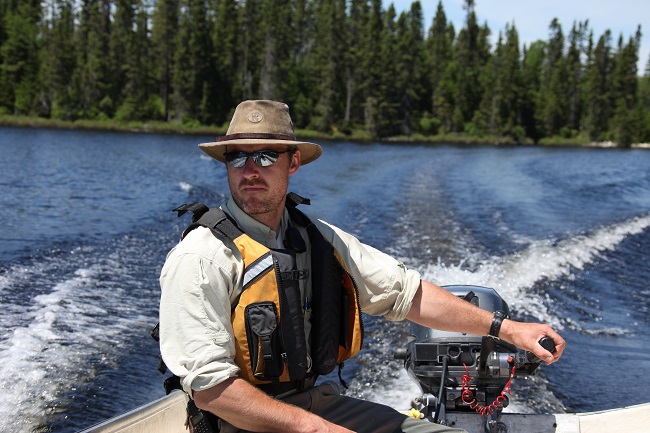Homme en chaloupe sur le lac