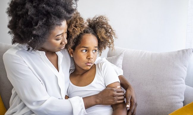 Mere qui reconforte sa fille