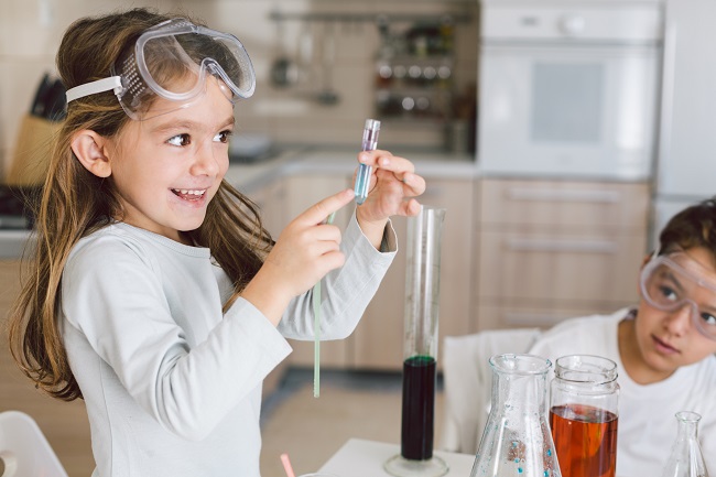 8 activités scientifiques à faire en famille