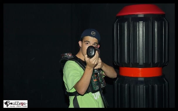Jouer au laser tag comme idée pour une fête d'enfant