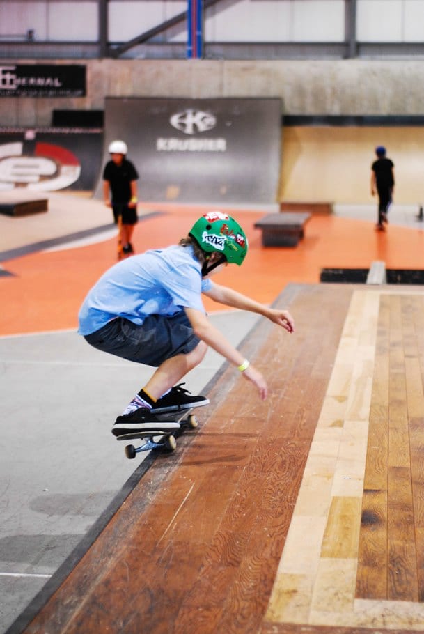 garçon qui fait du skate 