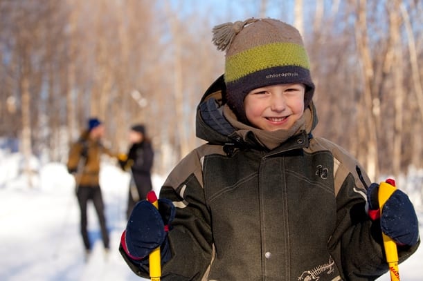 Un enfant en excursion pour sa fête