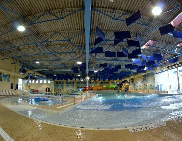 une piscine à vague comme activite de fête d'enfant